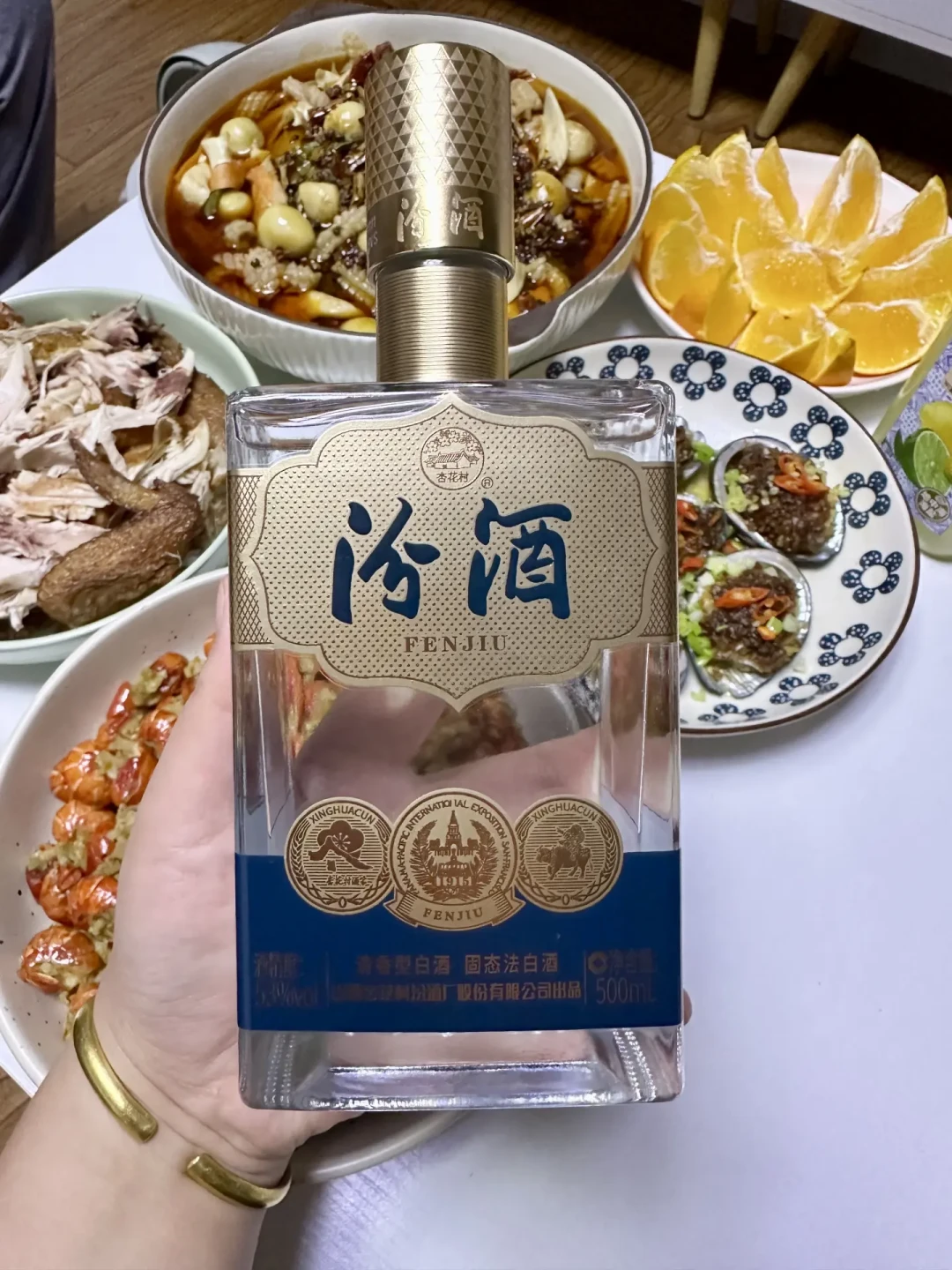 新品刷屏、黄盖被骂,老酒友却在悄悄囤这瓶遇冷4年的献礼汾:什么价值得买、怎么买不踩坑,中秋前一次说清
