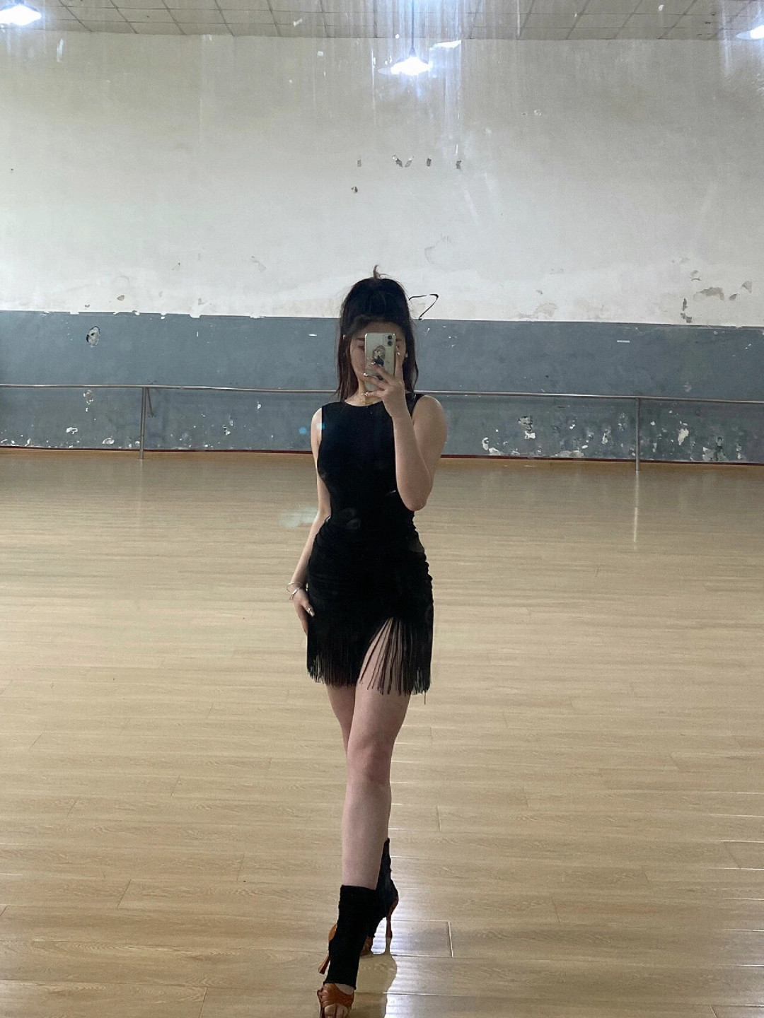 被裁判舞圈粉后想入坑拉丁?先把衣服这笔账算清楚