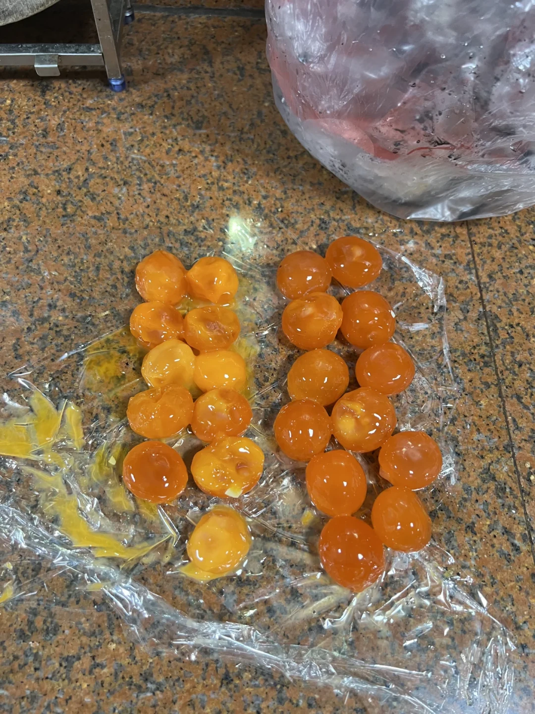 月饼季第一坑是咸蛋黄:一半化黄、一半被疑是假的,翻完30多篇帖我把买法和处理法理清了