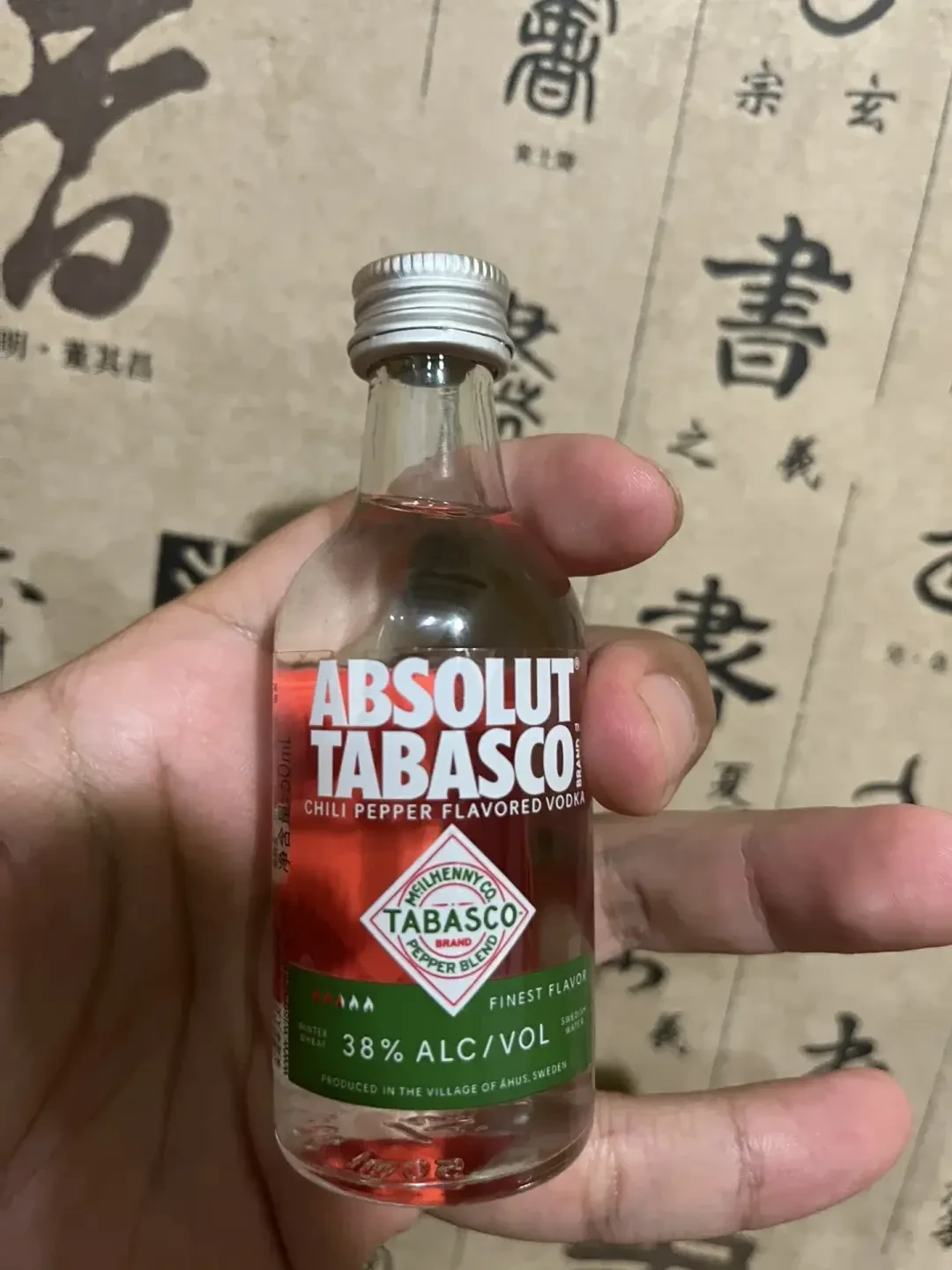 绝对辣椒仔上市满月,纯饮党吵完了,调酒党接管了:配方、试错成本和23.9元入口都在这