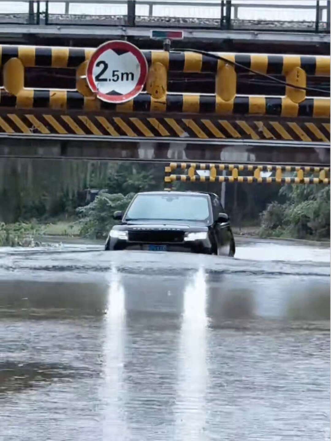 同样标900mm涉水,享界G9和揽胜不是同一个