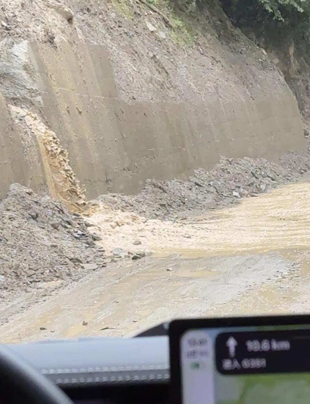 8月下旬还去川西?我翻了这4天十几篇一线实况:风险不在高原上,在这几段进山路
