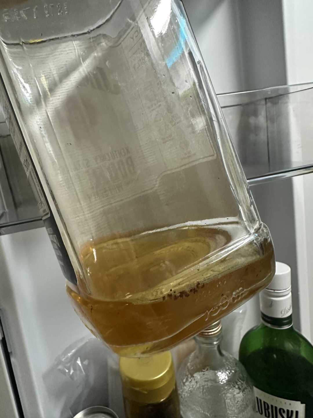 “三年前买的威士忌突然变色了?”变色、沉淀、跑酒、塞子发霉,囤的酒还能不能喝,一次讲清楚