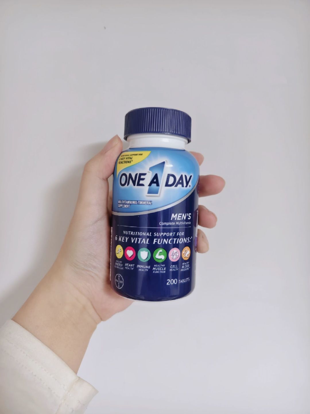 拜耳One A Day直播间卖爆、一堆人却在盲买：翻完心肝宝、小马达、氨糖钙、鱼油全线，哪瓶值得买、哪瓶易交智商税、怎么买正品，一次讲清