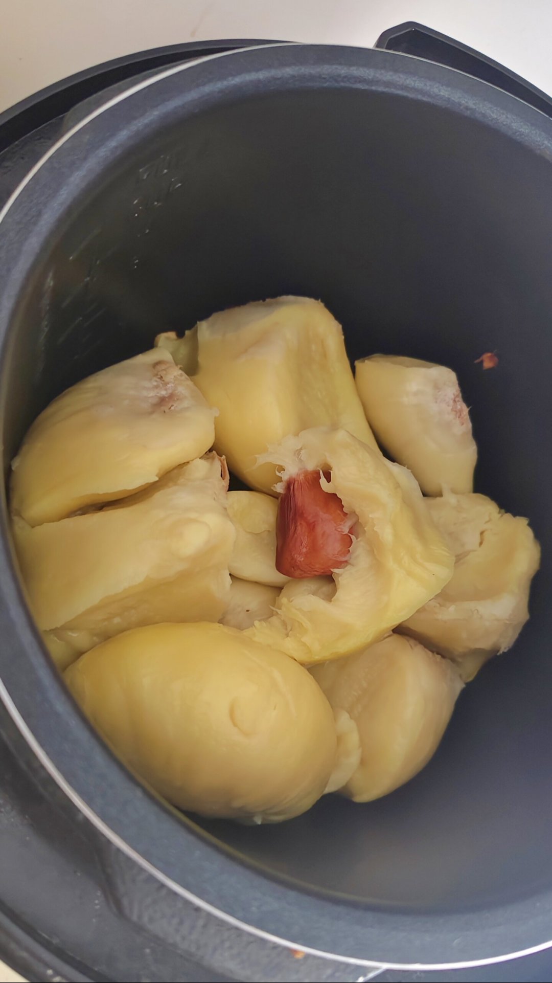 榴莲降价,第一次买整颗的先别急着开:熟度时间表和生包拯救攻略,开果前存好