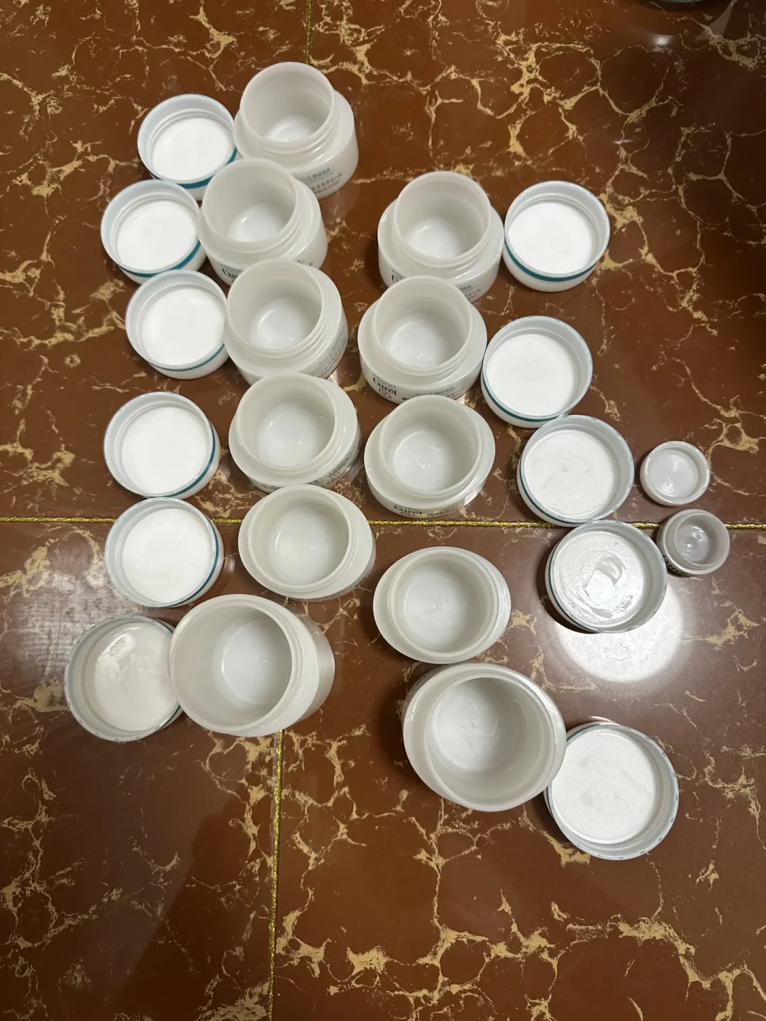 没有“逆光疹”这种皮肤病:脸上的小疙瘩分4条路,只有一条能刷酸