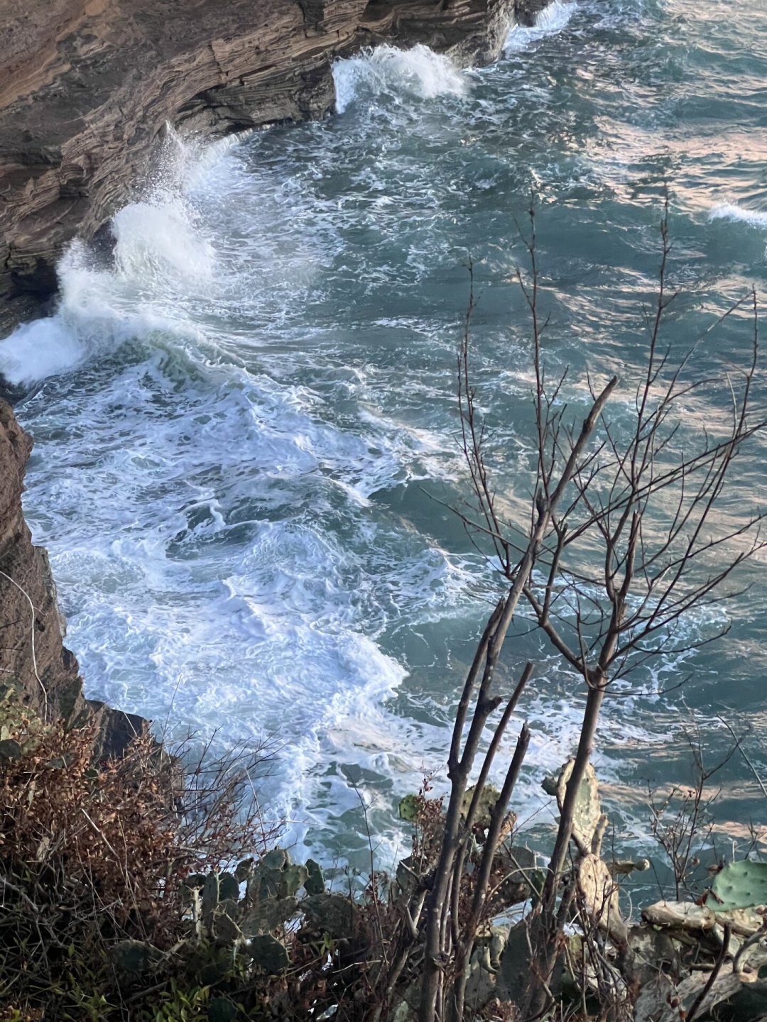 暴雨橙色预警、亚龙湾大浪卷人:华南暑期最后一波玩水,出发前先查这4个问题