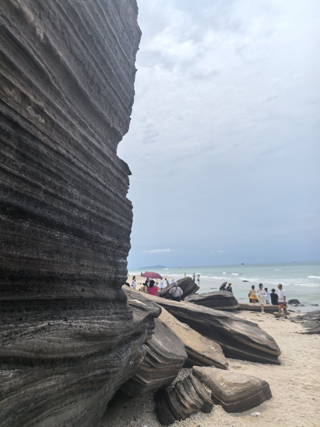 暴雨橙色预警、亚龙湾大浪卷人:华南暑期最后一波玩水,出发前先查这4个问题