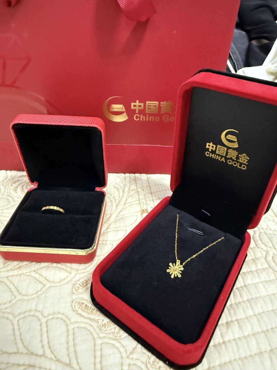 金价一夜涨破4500美元,品牌金饰单日涨约40元/克:但七夕买金的坑,不在涨价,在“一口价”