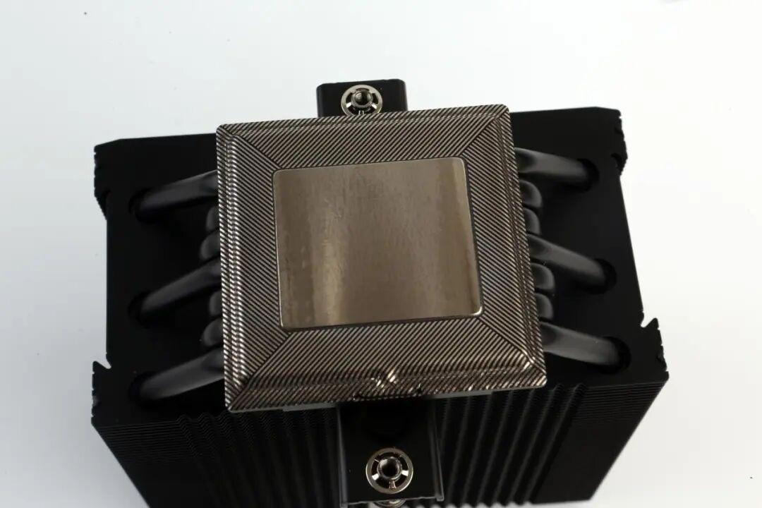 AK700VC的单塔真能压住200W,但AM5用户得先过“跷跷板”这关:我把三组实测和两条投诉帖对完,才敢把这笔449元的账说清楚