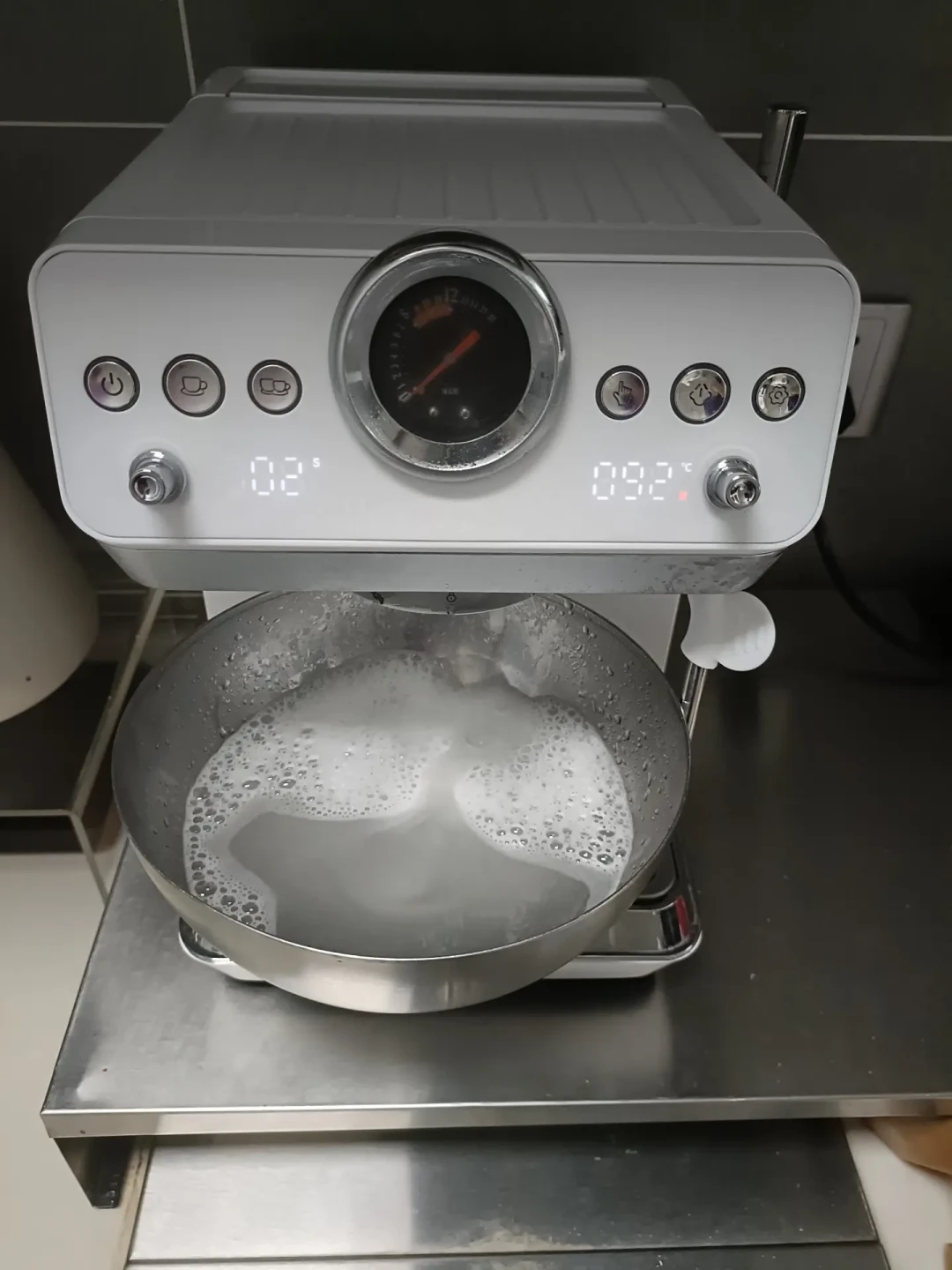 胶囊咖啡机的塑料味,到底有没有害?翻了全网最近的真实案例,给你一套退还是留的判断标准