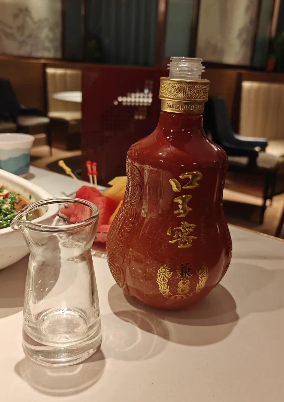 口子窖花了1亿咨询费、股价跌近77%:问题真不在瓶里的酒,喝酒的人怎么接,我捋清楚了