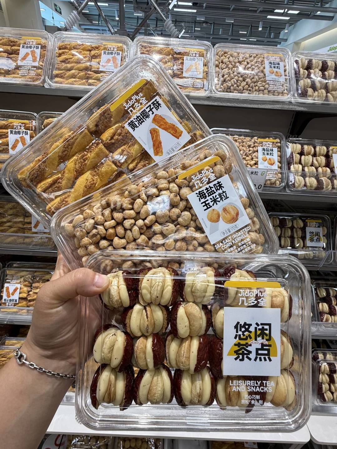 金粒门开业首日货架被买空,几多全开到100多家:商场B1层的“新鲜零食店”排队王,哪些值得买、哪些是坑,给你捋清楚