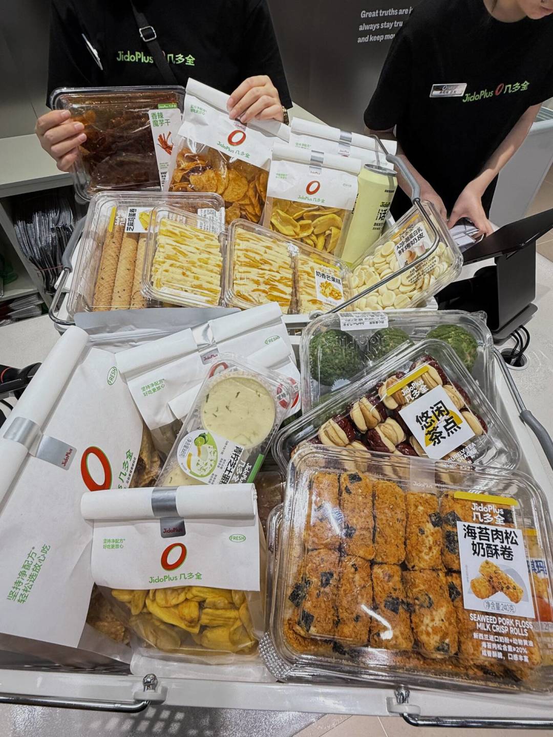 金粒门开业首日货架被买空,几多全开到100多家:商场B1层的“新鲜零食店”排队王,哪些值得买、哪些是坑,给你捋清楚