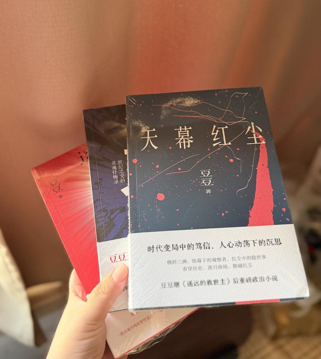 《遥远的救世主》没有官方续集，2026年写同人的却比任何时候都多：我把全网四路续书盘了一遍，还澄清了一个大误会