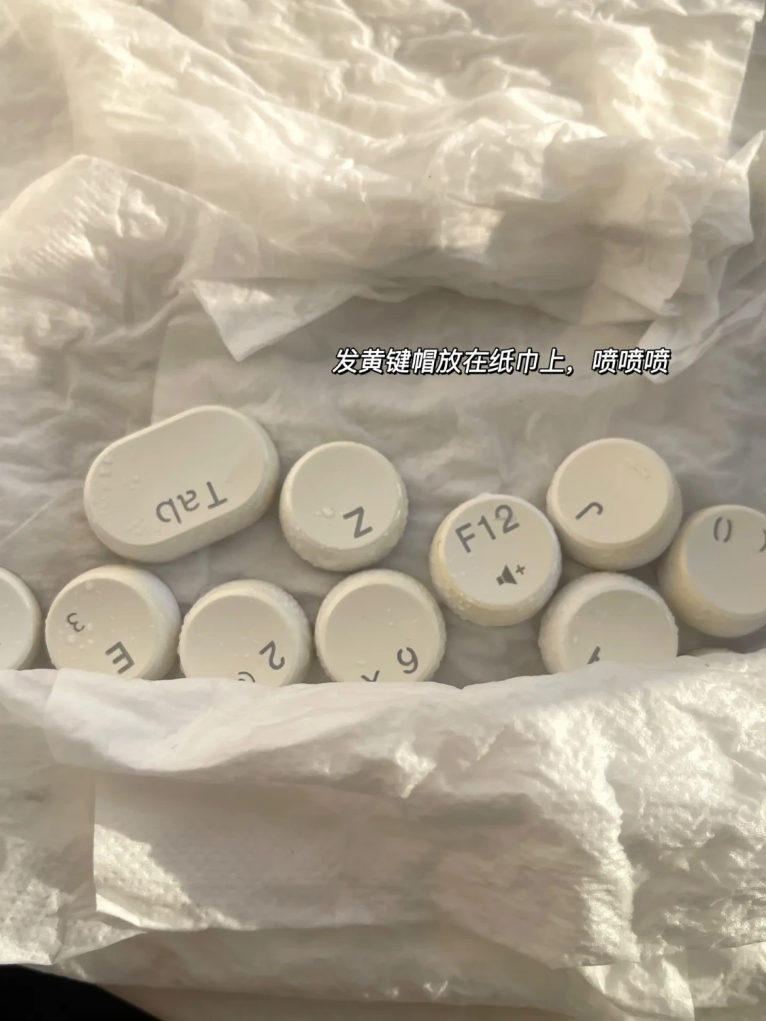 你挖出来的 Win95 键盘,是不是已经黄成「Win98」了?四条去黄路子对比:9.9 元双氧水不是唯一答案,有的键盘根本别泡