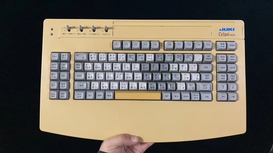 你挖出来的 Win95 键盘,是不是已经黄成「Win98」了?四条去黄路子对比:9.9 元双氧水不是唯一答案,有的键盘根本别泡