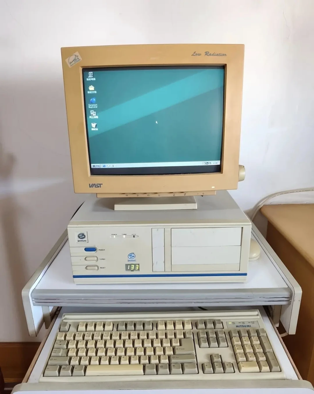 你挖出来的 Win95 键盘,是不是已经黄成「Win98」了?四条去黄路子对比:9.9 元双氧水不是唯一答案,有的键盘根本别泡