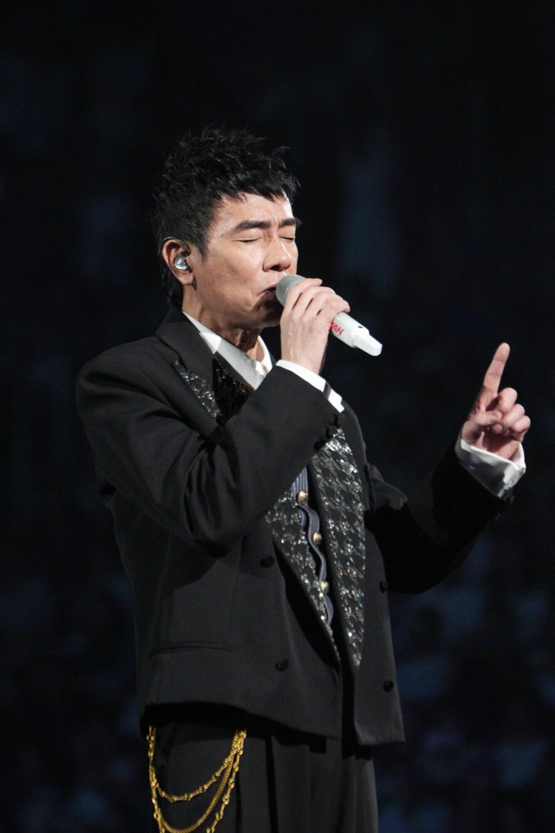 哈尔滨站三开秒没、西安站刚定档:现在挤进陈小春演唱会,到底能看到什么