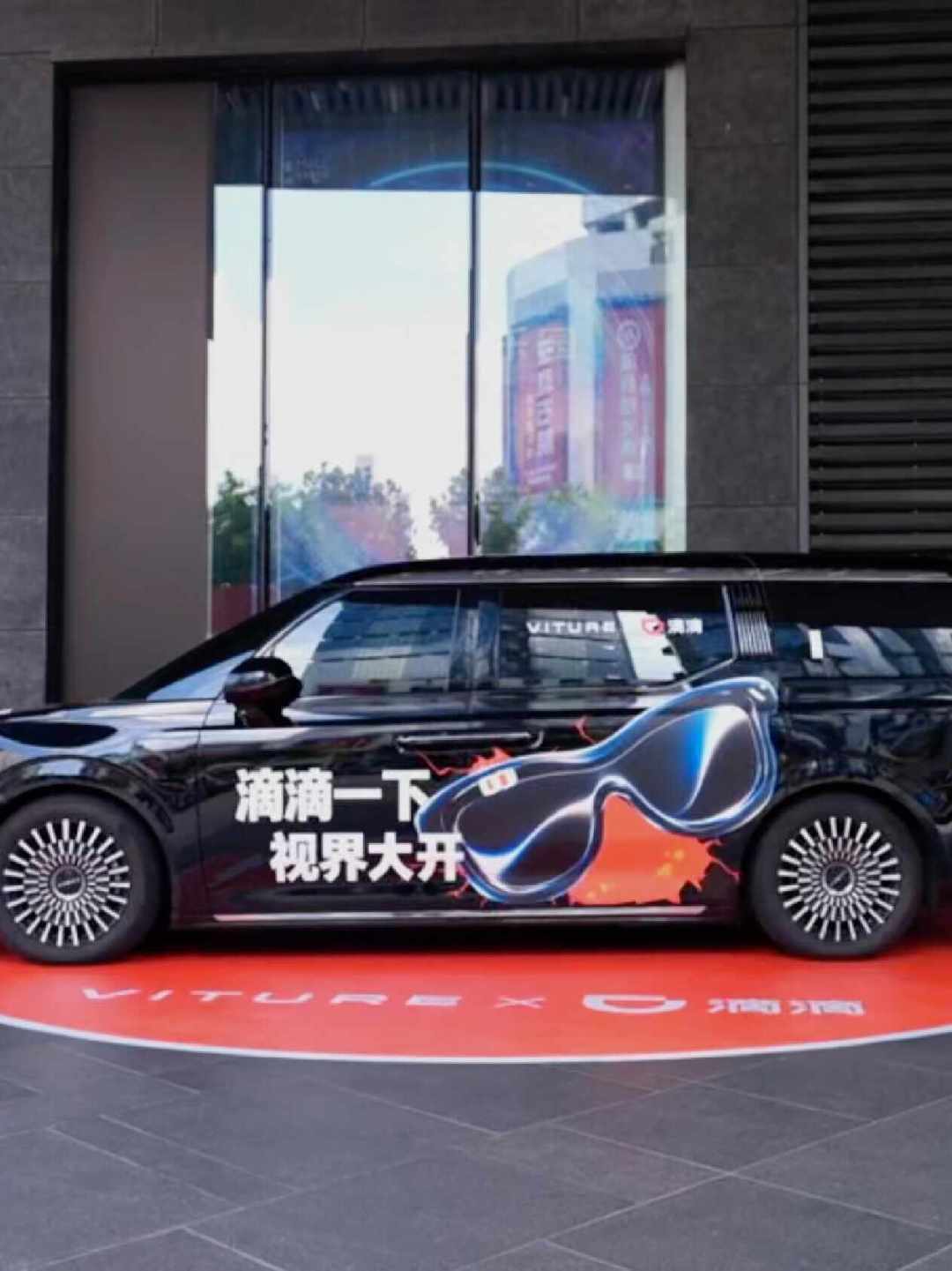 一边说