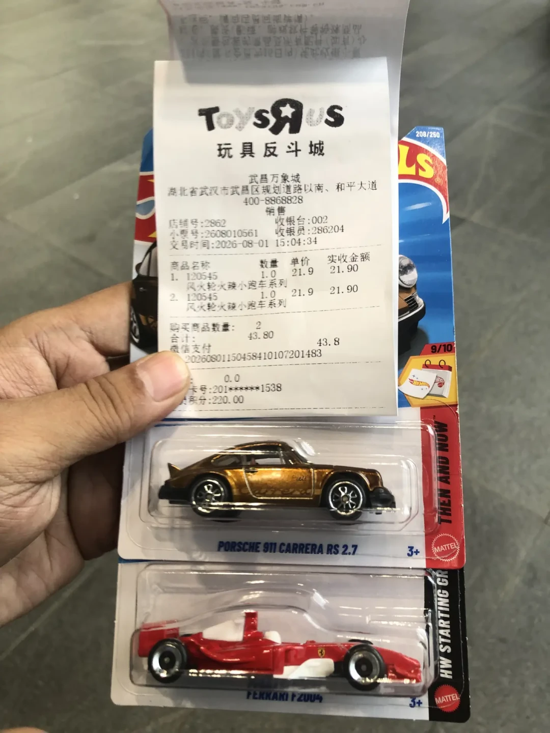 风火轮开箱成了玩具反斗城的常规节目:为抽一台“超宝”排队,值吗?
