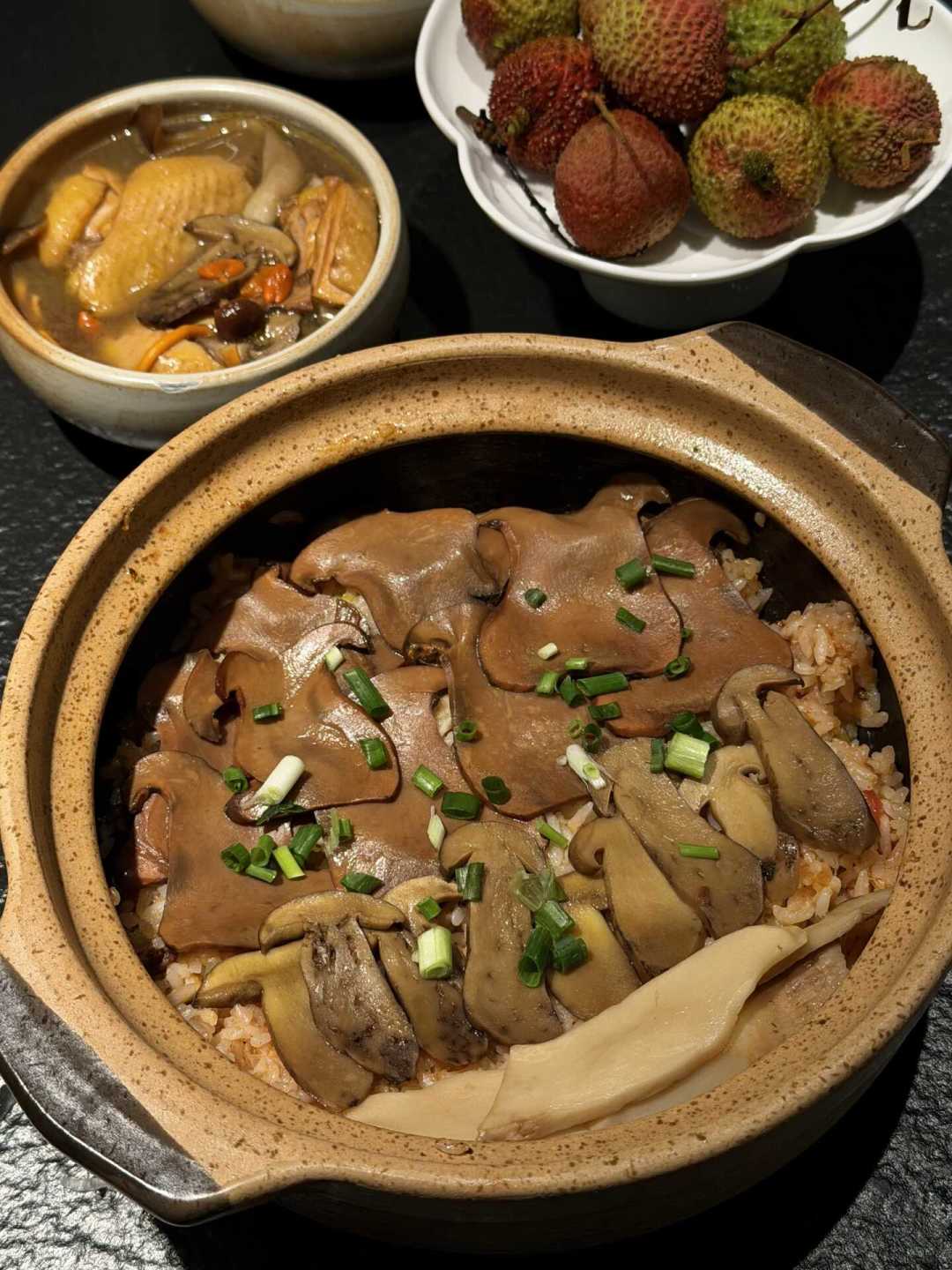 火锅店给锅上锁,男子吃菌反锁车内:2026菌子季,外地人怎么安全吃见手青