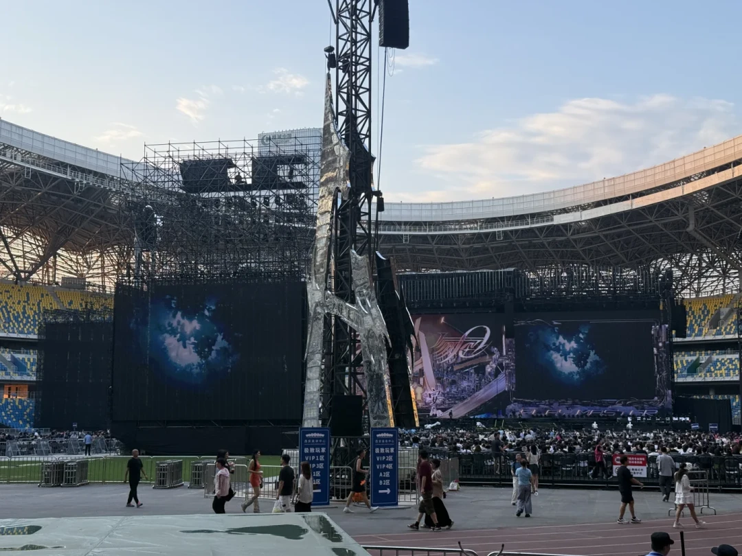 今年夏天,演唱会评论区都在吵音响:我盘了6起翻车现场和一份买票前核查清单
