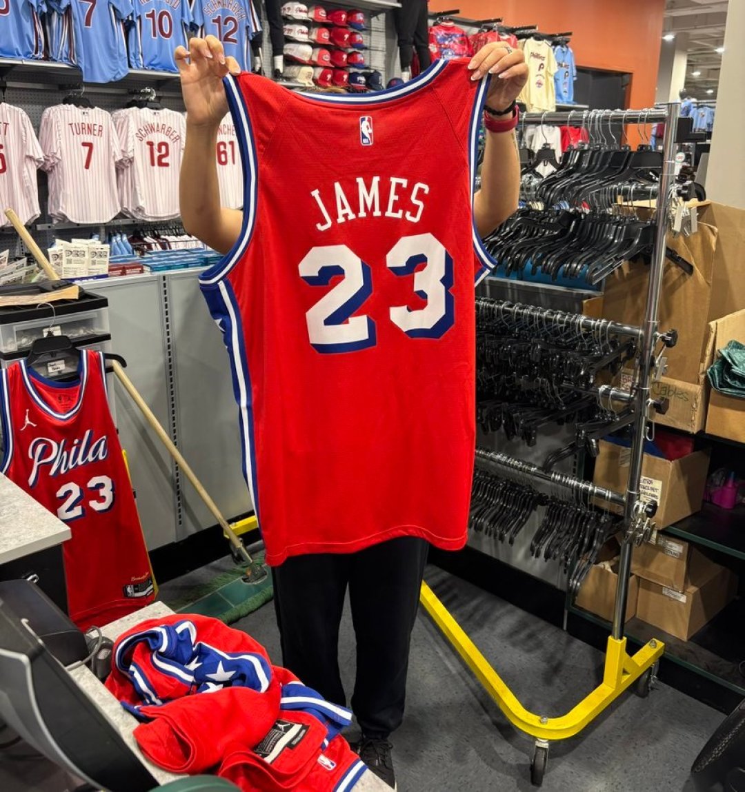 从68美元到565美元,揭幕战最低票1999美元:一个詹姆斯,把NBA的物价抬高了多少钱?