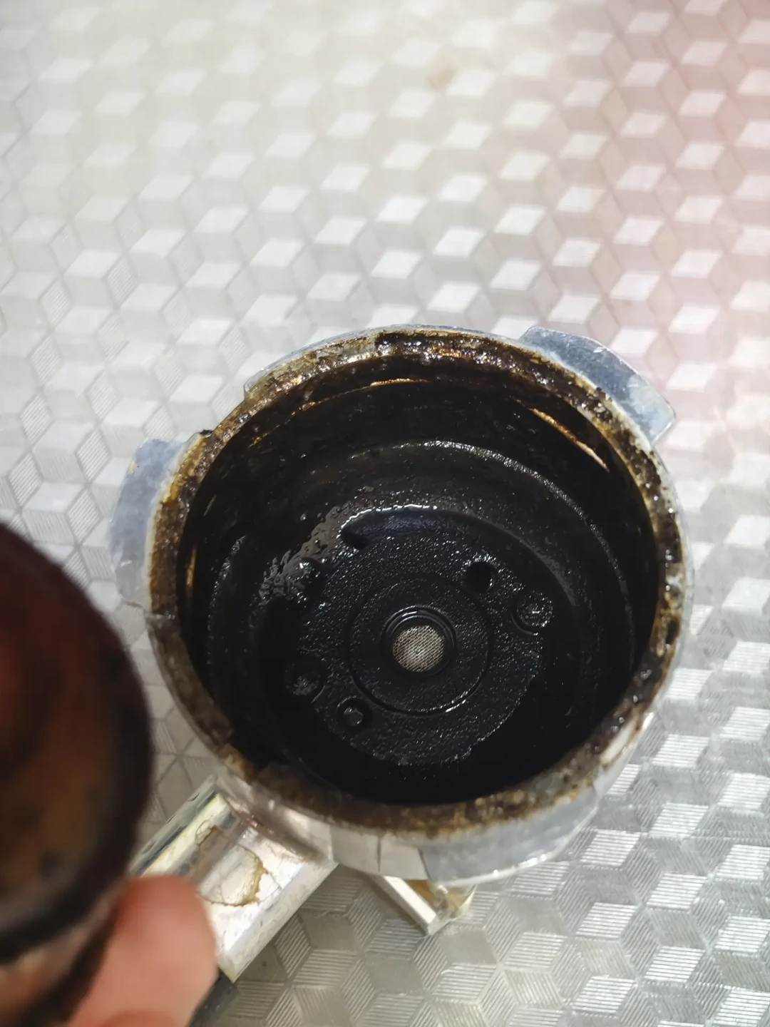 不是坏了,是脏了:我翻完三个平台的清洁除垢帖和翻车案例,给半自动咖啡机整理出这本养护账