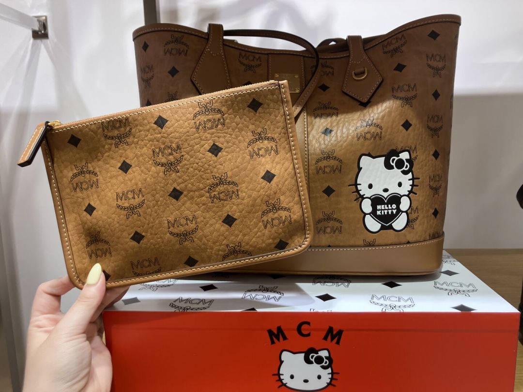 MCM × Hello Kitty 第二弹是日本限定:4 只包 10.5 万日元起,免税加日元贬值的到手价,我替你算好了
