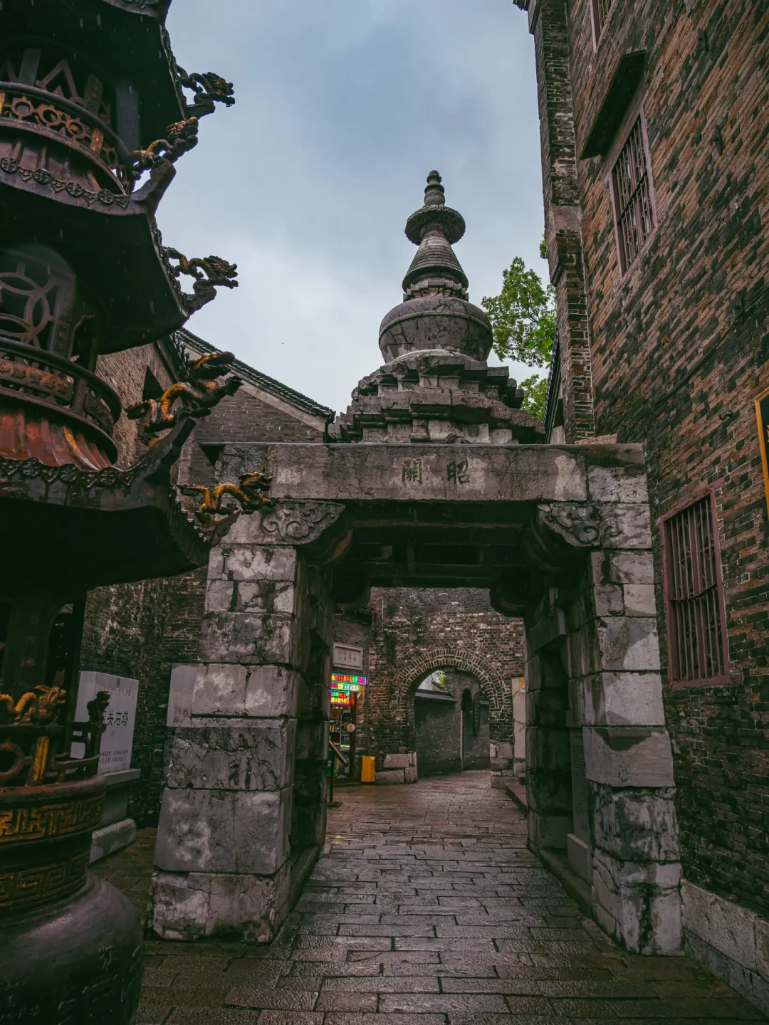 8月的西津渡,拼的是挑时段:早拍中午躲晚上看灯,街内三个收费点值不值一次说清