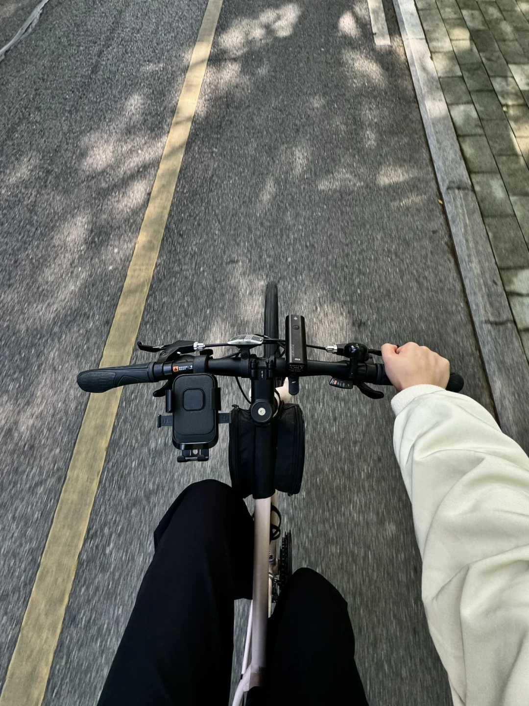扫一次车快2块钱了,通勤自己买车划算吗?我替你算完这三笔账