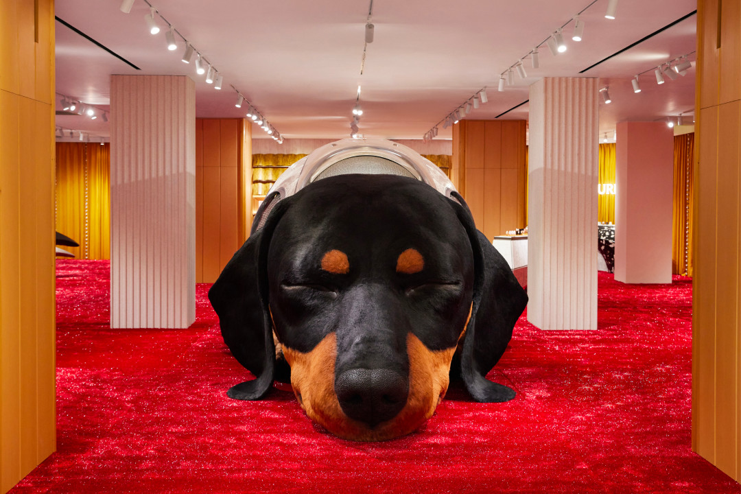 13米“会呼吸”的巨型腊肠犬现身上海淮海中路:GENTLE MONSTER主场新装置,免费免预约,附现场攻略
