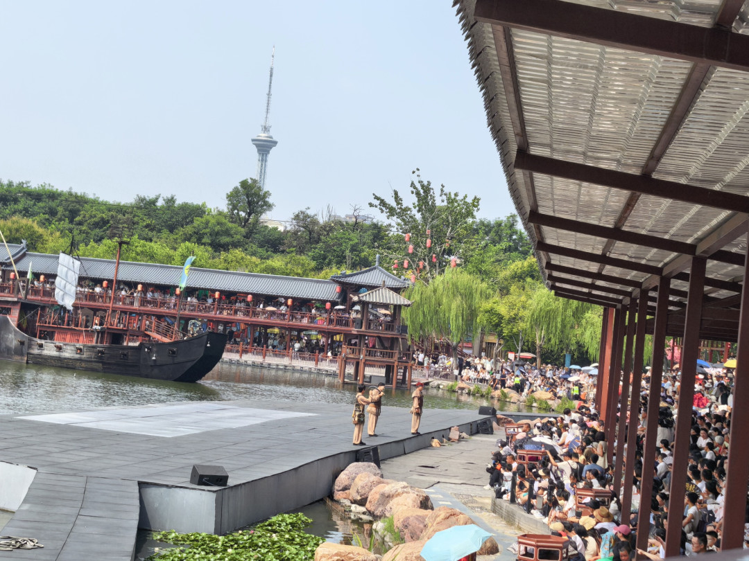清明上河园递表港交所:年客流960万、利润却跌25%,这张120元三日票怎么玩才回本