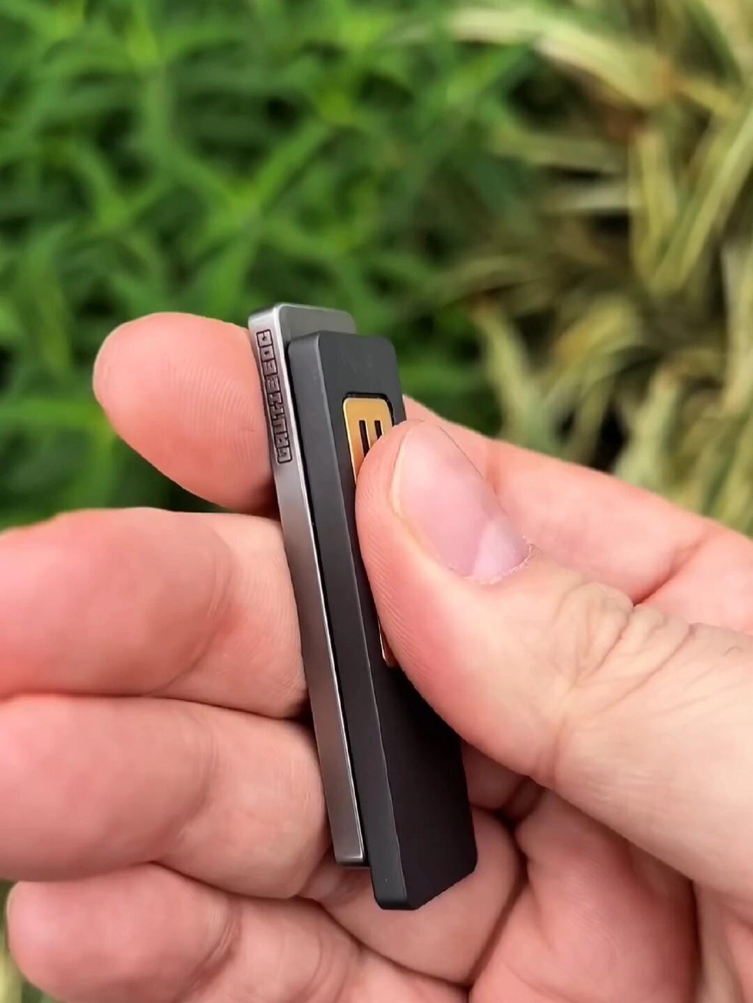同一块小金属,有人卖9.9包邮,有人卖到上万:EDC解压玩具的第一块,到底该花多少钱