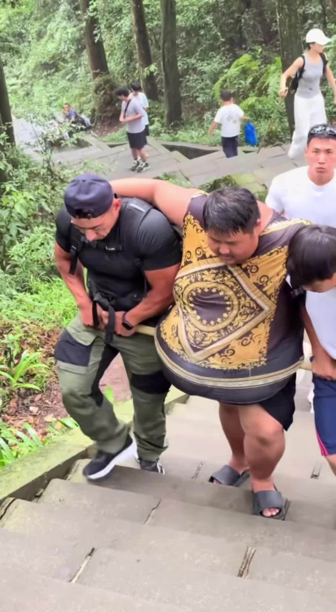 良子在“彭于晏训练营”2个多月瘦了30多斤后晕倒在峨眉山:想瘦成彭于晏到底要花多少钱
