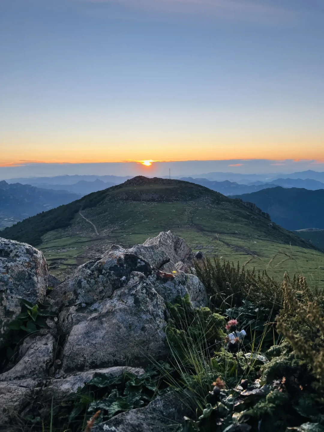 东灵山劝返了8000人，还是没拦住：“封山”争议背后，夜爬缺的是一个正规出口