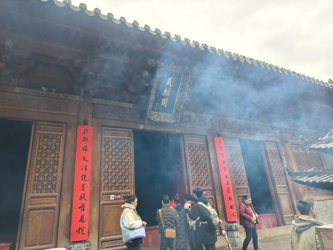 扫地僧到底是谁?我把网上流传的主要说法都翻了一遍,按证据强度分档,只有两个站得住