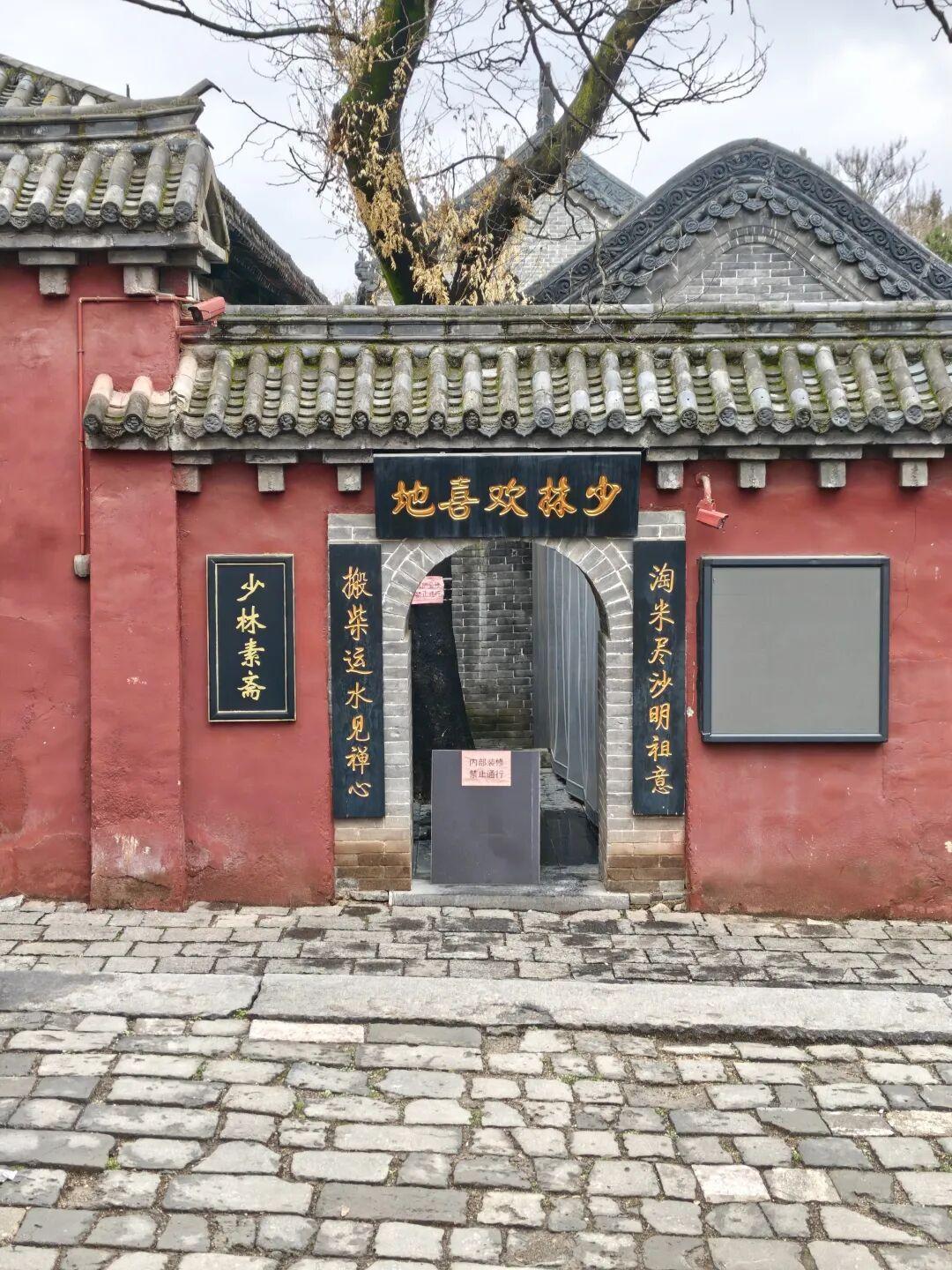 扫地僧到底是谁?我把网上流传的主要说法都翻了一遍,按证据强度分档,只有两个站得住