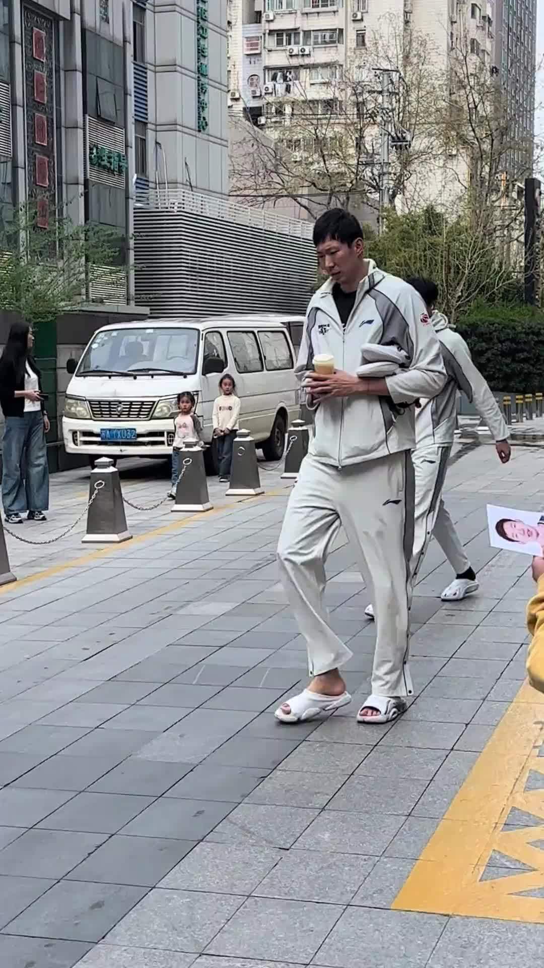 一半人骂他“总不在”,一半人心疼他“带伤扛”:周琦的风评,到底裂在哪?