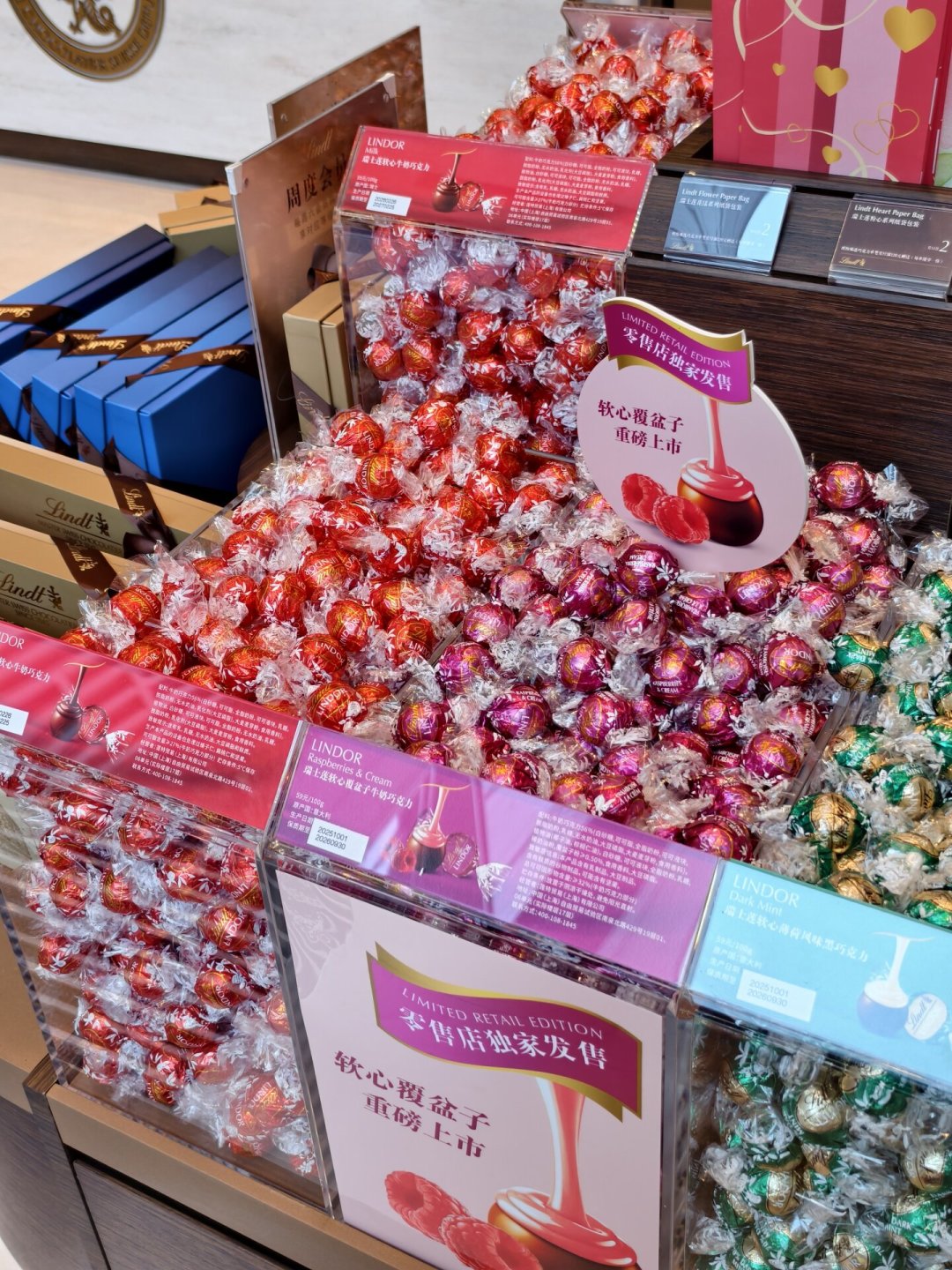 瑞士莲全网比价:山姆清仓43.9元一袋,首店还卖59元/100g,差出一个零的钱差在哪