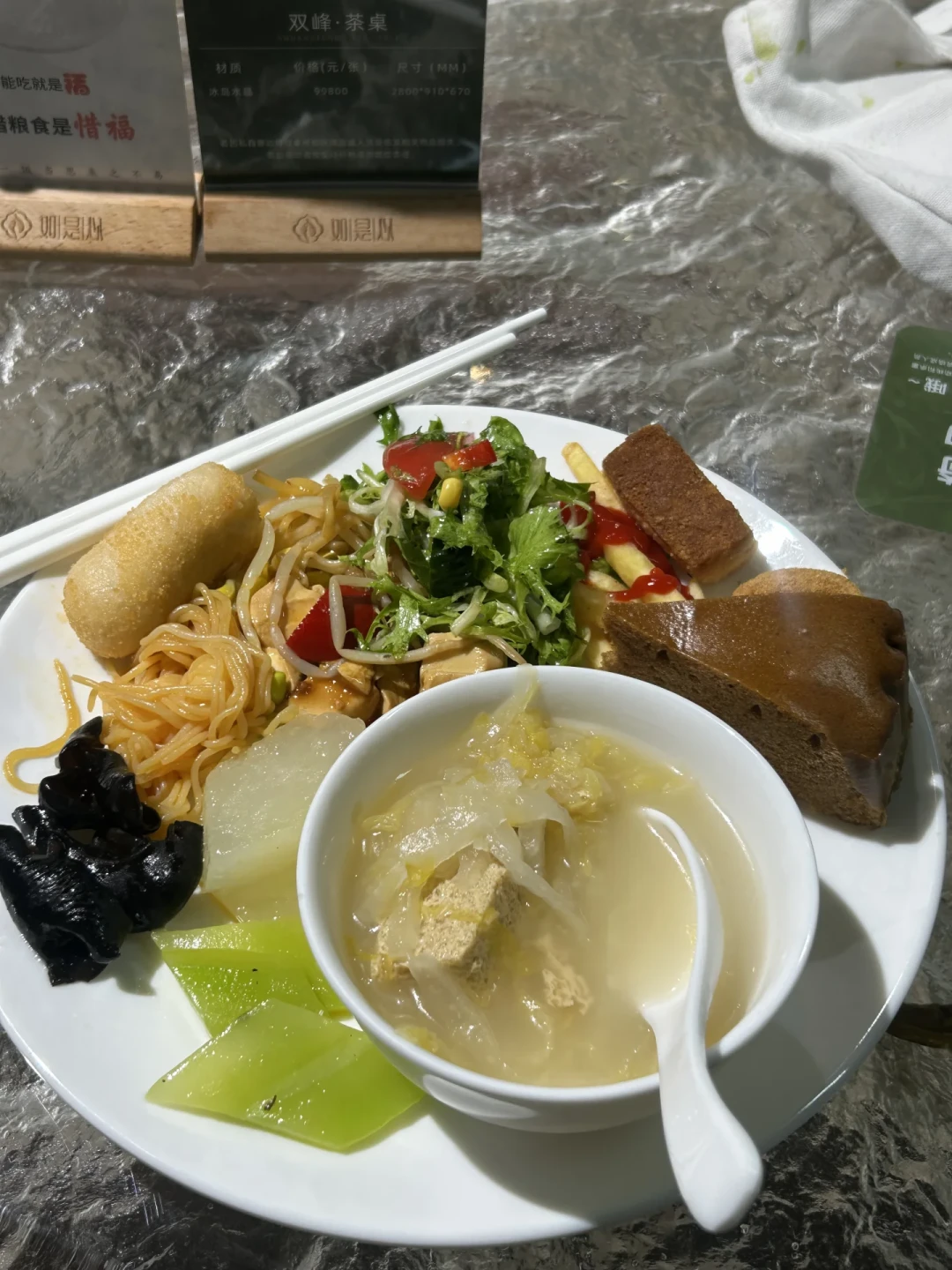 15元管饱的素食自助开满大街:核对完9地价格,我劝你先看懂“吃饱的代价”