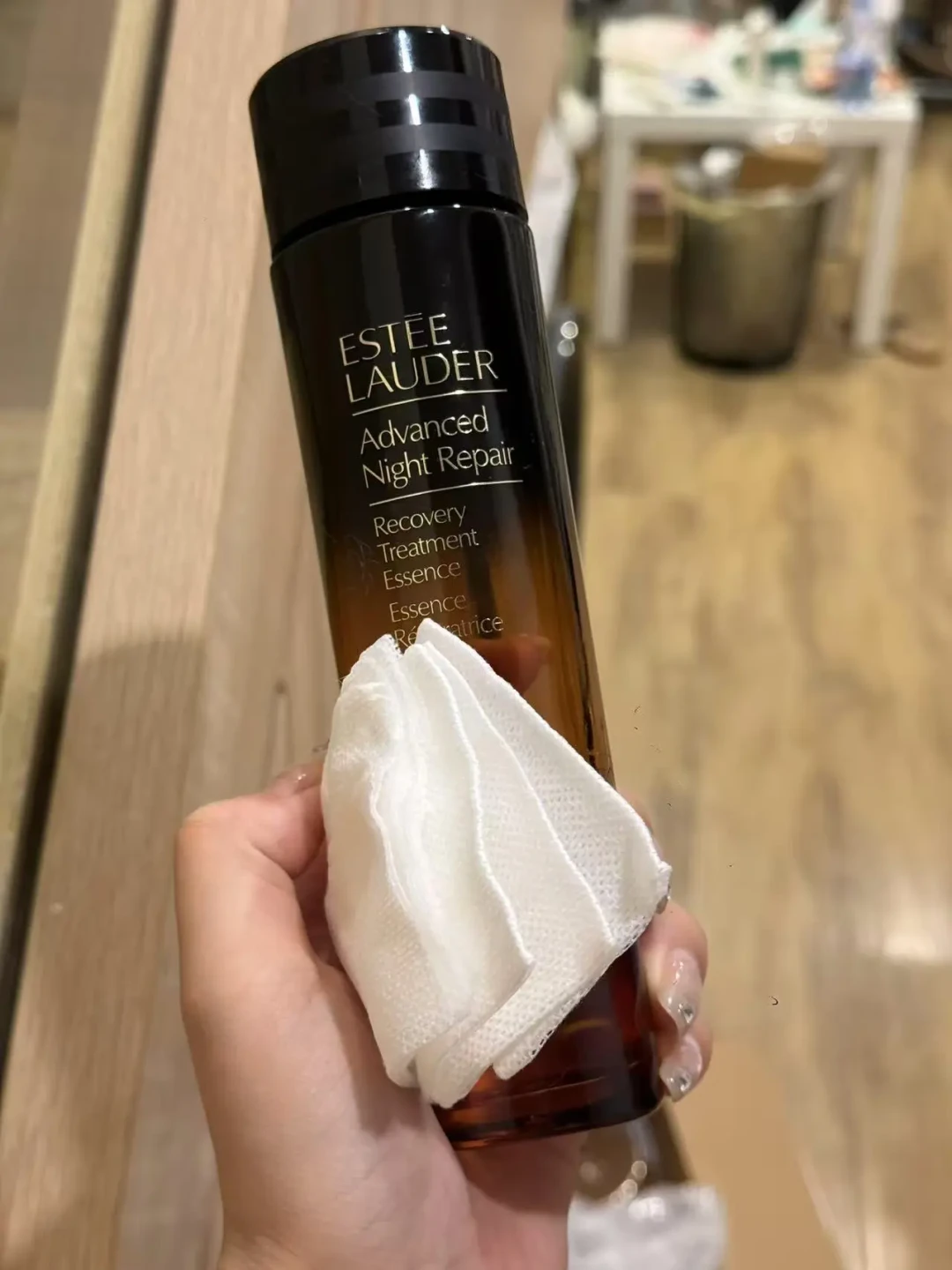 雅诗兰黛“复活水”上市满月：把三大卖点翻译成人话，三类人三种结论