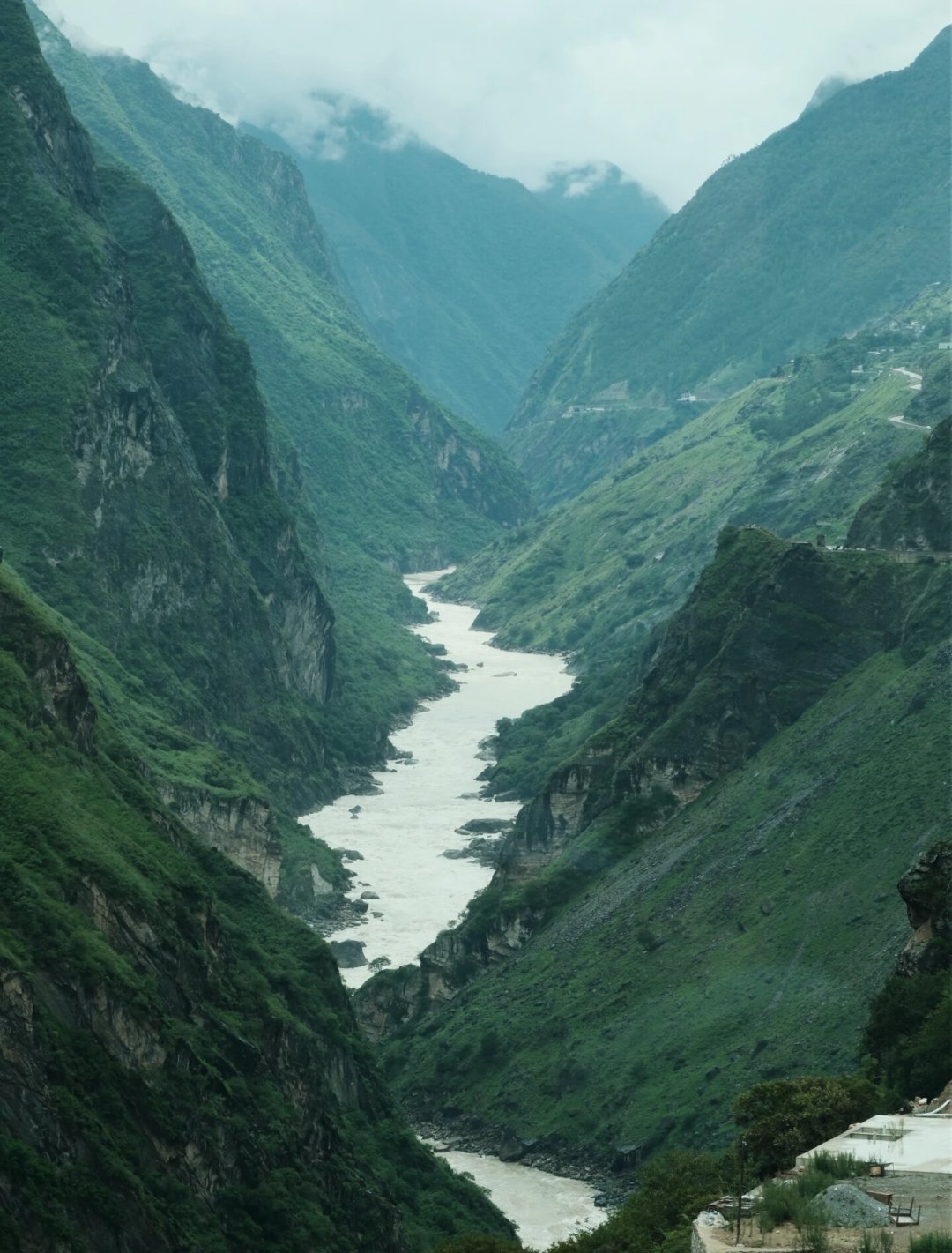 护栏装上3个月后，虎跳峡高路：哪些人该抓紧去，哪些人不必去了？