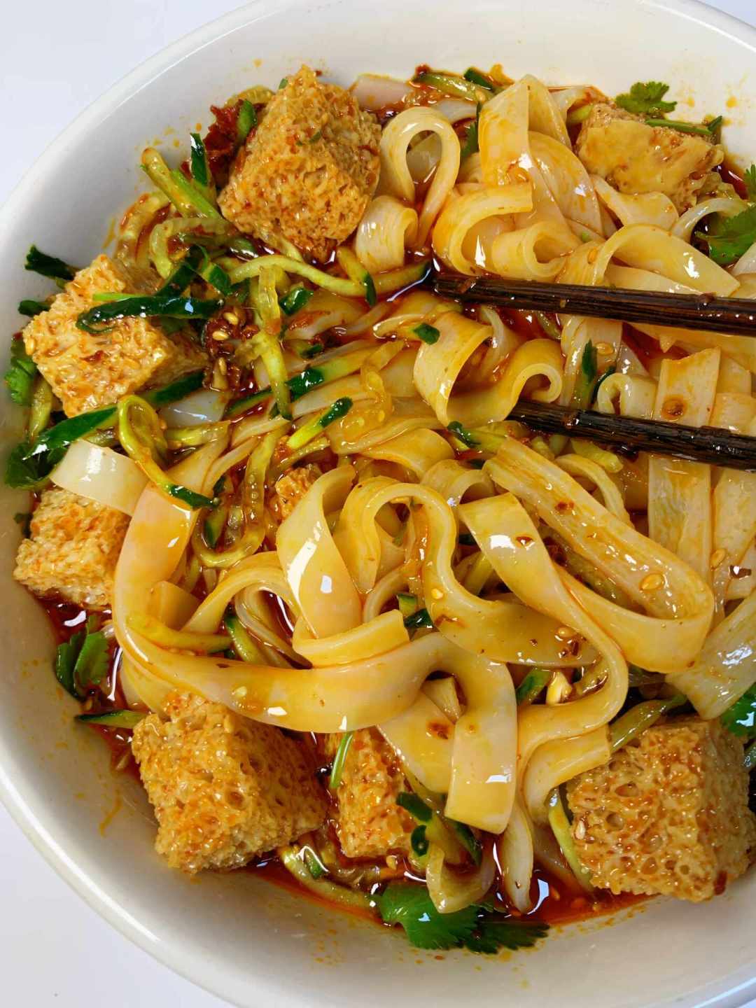 让夏天带饭坏掉的,从来不是“隔夜”:我们把专家说法和上千条社区经验对了一遍,整理出这张安全表
