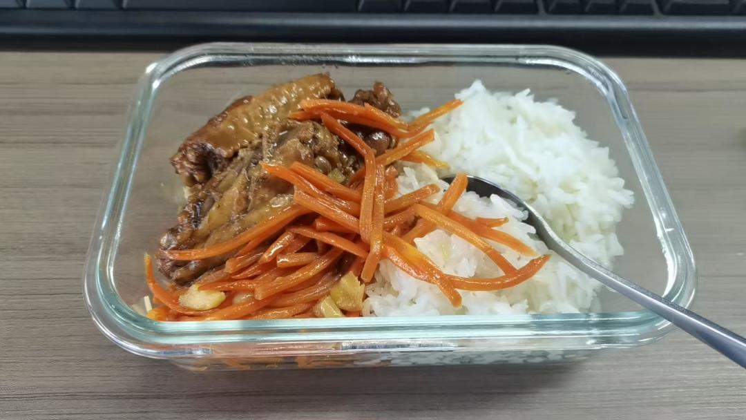 让夏天带饭坏掉的,从来不是“隔夜”:我们把专家说法和上千条社区经验对了一遍,整理出这张安全表