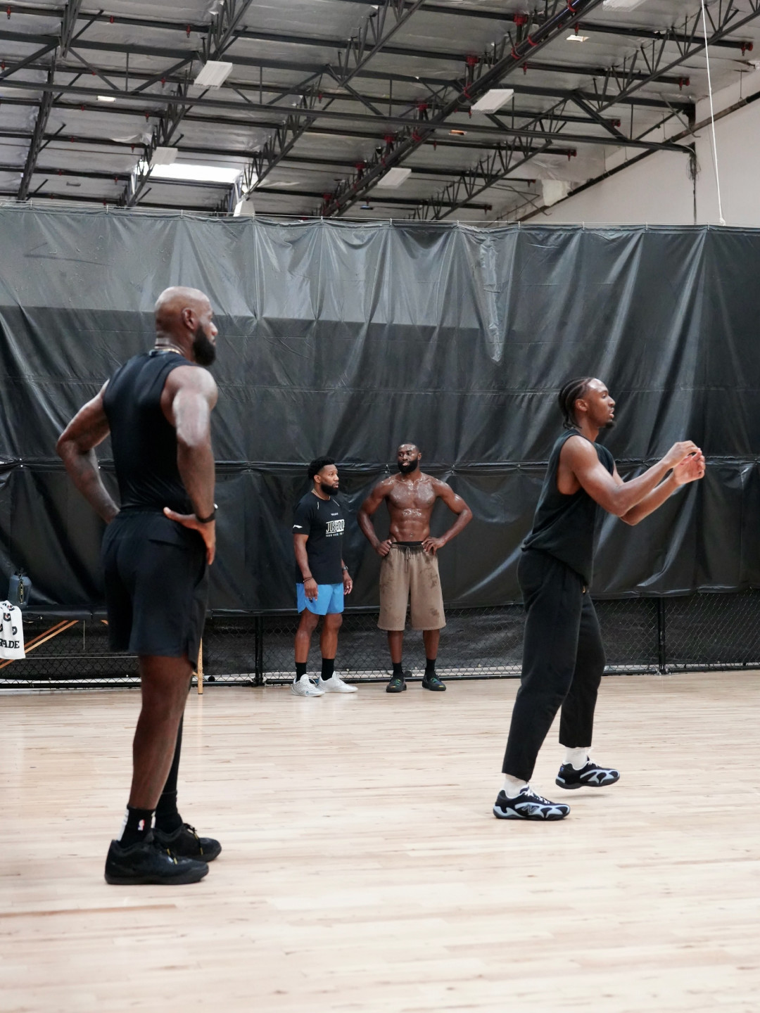 两个MVP、两个FMVP当队友,最后一攻给谁?马克西给出了76人最难的回答