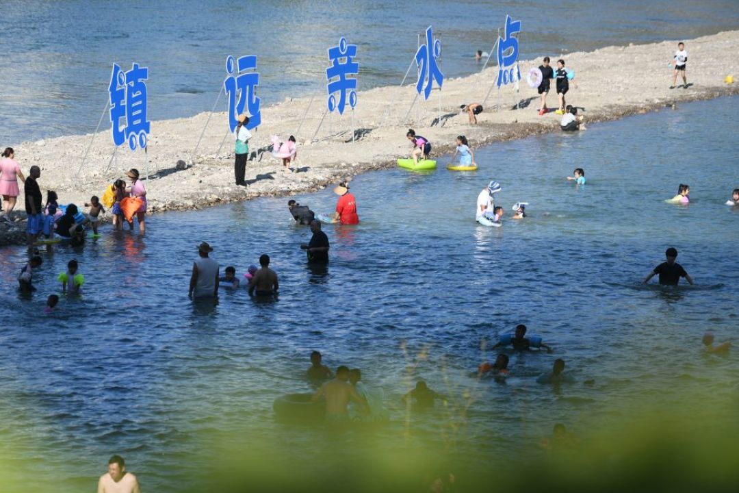 戴着美瞳下水?看完7岁男孩的结膜炎和16家泳池被点名,再决定这三档方案