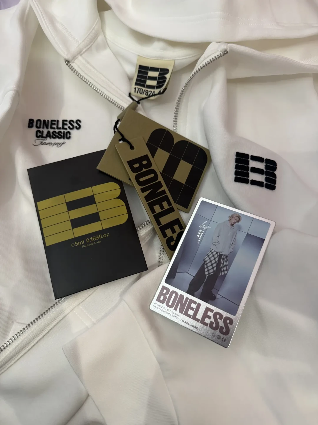 蔡徐坤代言BONELESS将满一年,“到期”话题刷屏:冲同款之前,先看懂这三个价格差