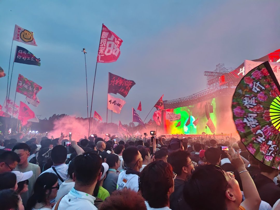 “没人认识的地方就是南方”刷屏,痛仰的《公路之歌》被重新点着:补课顺序和现场判断一次说清